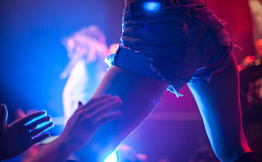 A couple had sex on the bar of a club in Crimea and the patrons… were happy!