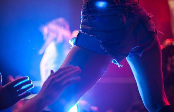 A couple had sex on the bar of a club in Crimea and the patrons… were happy!