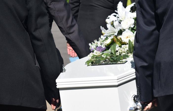 Melbourne mother accuses funeral director of stealing jewelery from daughter’s coffin