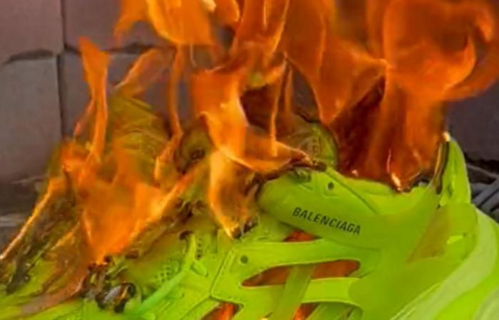 They burn and tear Balenciaga products, after the sadomasochistic teddy bear campaign