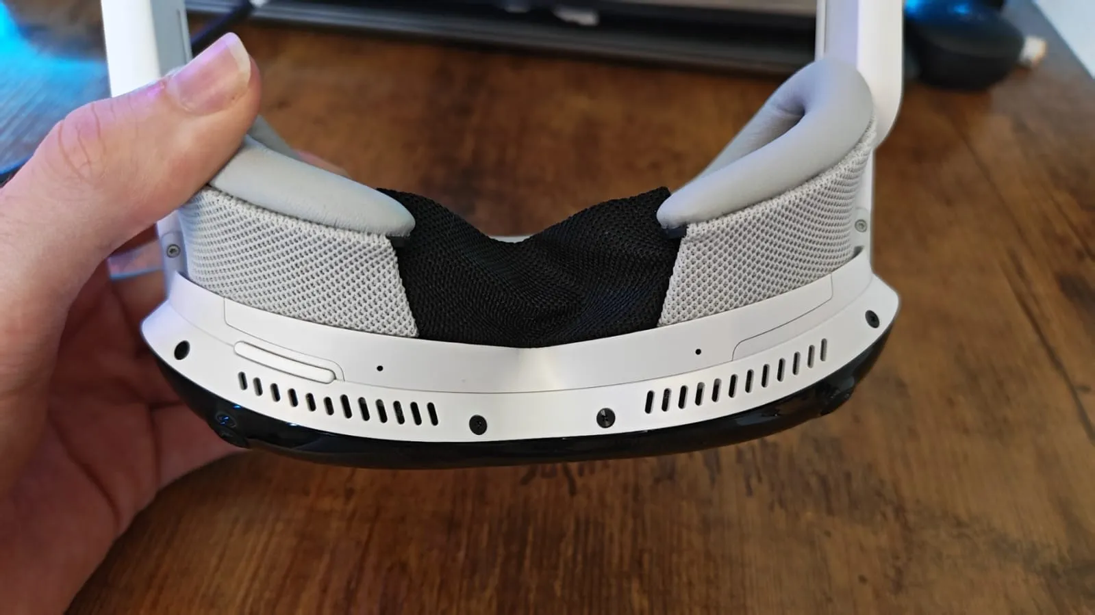 The bottom of the Pimax Dream Air and its nose guard cloth