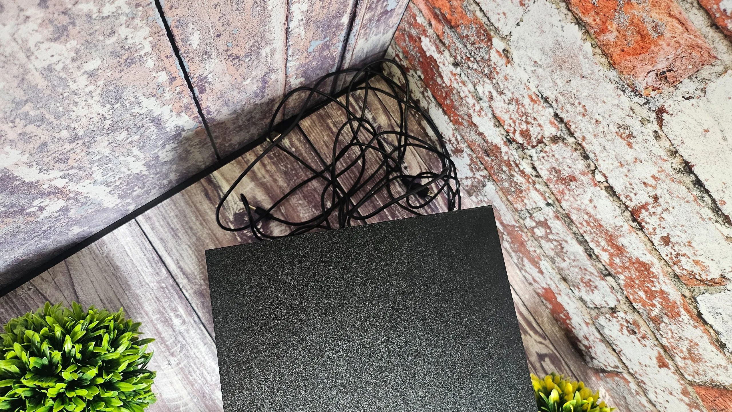 The Creative Pebble Plus cable clutter behind the subwoofer